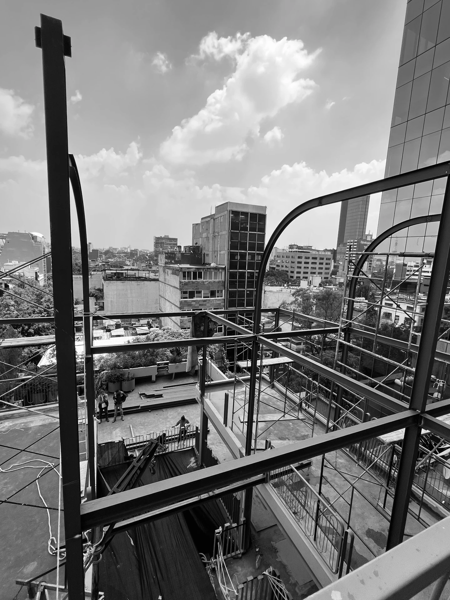 Pandora Rooftop: Detalle de Estructura Metálica y Cubierta Curva